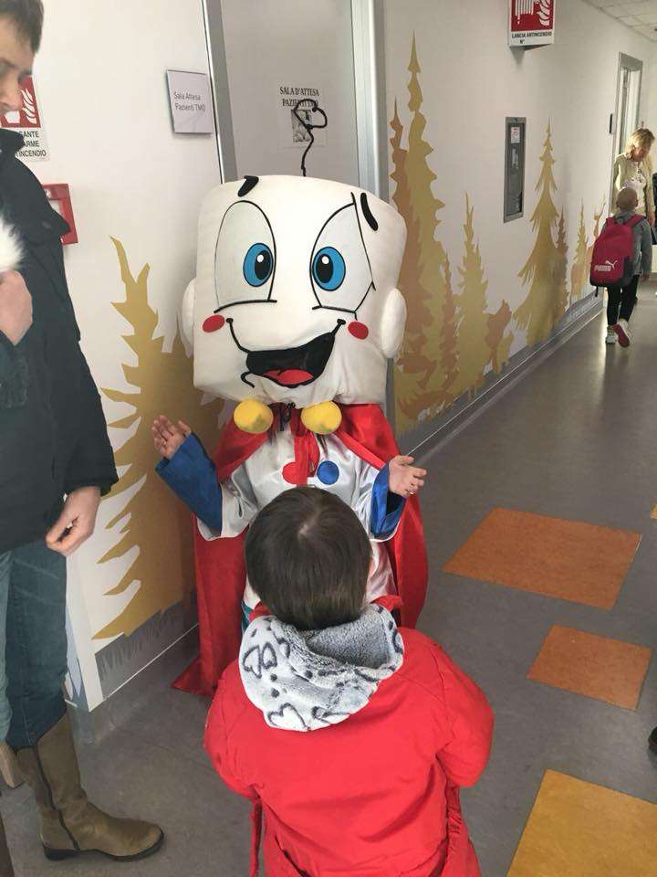 La mascotte di Linfoamci SuperHugs con i pazienti dell'Oncoematologia Pediatrica di Verona