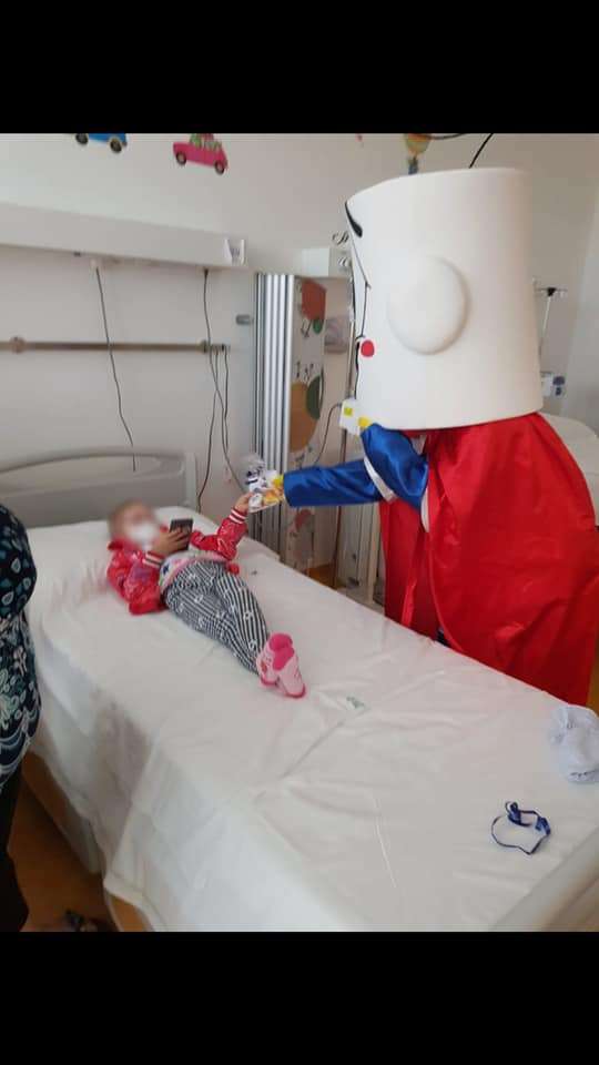 La mascotte di Linfoamci SuperHugs con i pazienti dell'Oncoematologia Pediatrica di Verona
